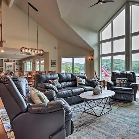 Spacious Lakefront Getaway Family Friendly!